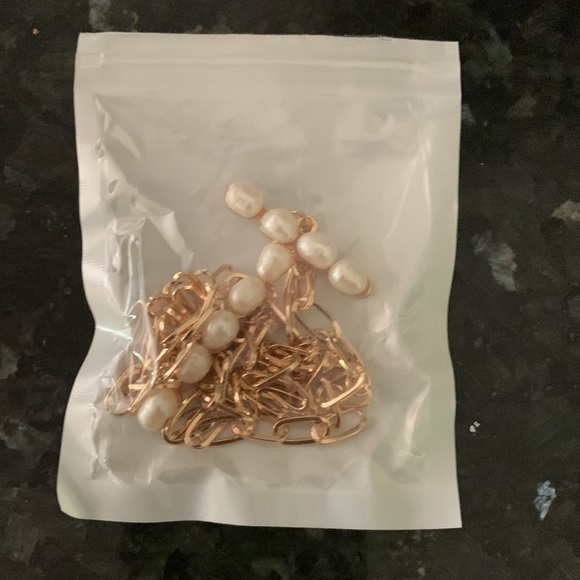 New Gold tone 20" paperclip chain necklace with 2" Beaded 'T' Pendant - Picture 4 of 4